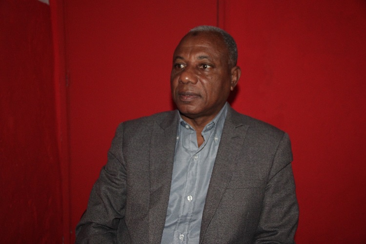 Retour de France du maire de Nyumamro / Dans sa mallette beaucoup d'accords